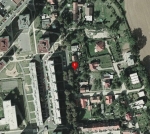 Rodinný dům se nachází v Cihelně, ukryt v lipové aleji.